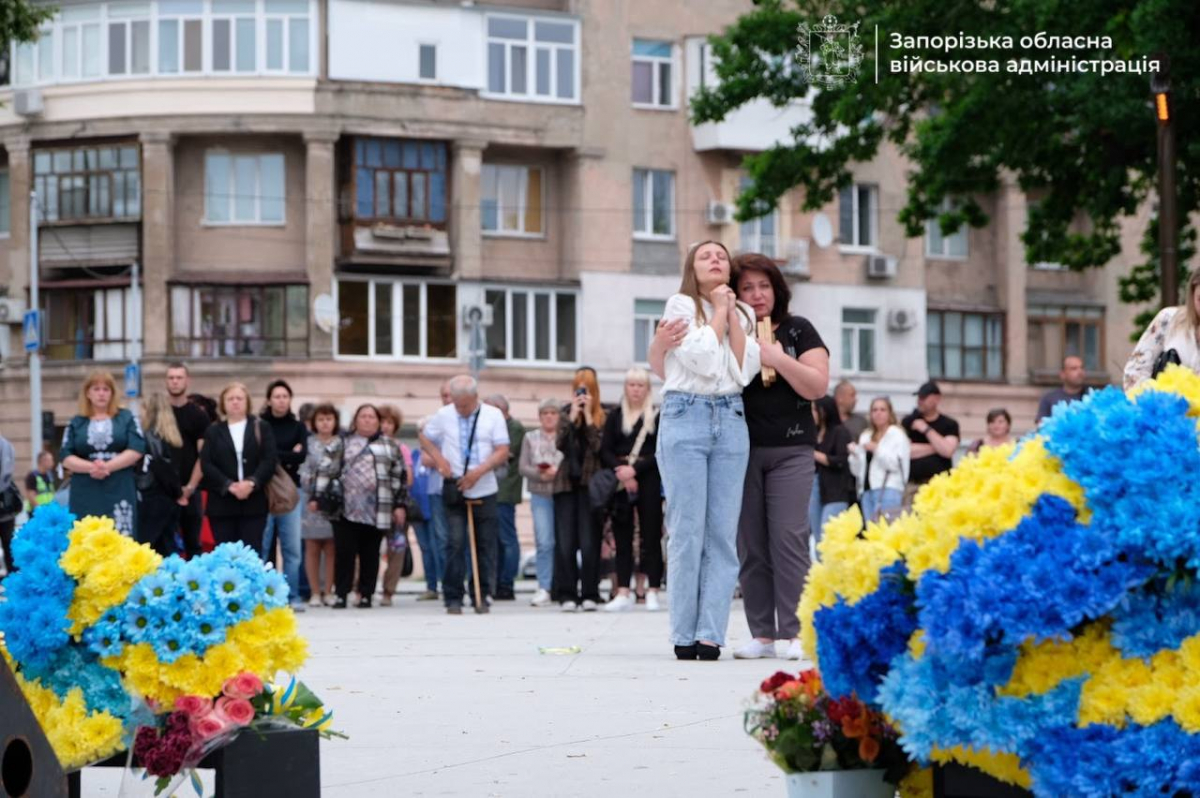 У Запоріжжі вшанували пам’ять полеглих Героїв: на «Дереві пам’яті» з’явилися 85 нових дзвіночків (фото)