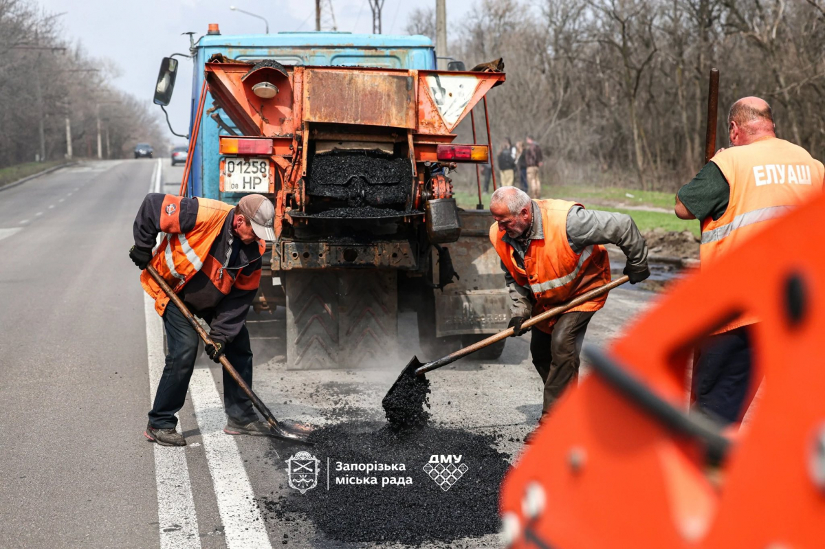 У Запоріжжі зима була нещадна до асфальту: на Хортиці латають стратегічний шлях від Мамая до аркового мосту (фото)