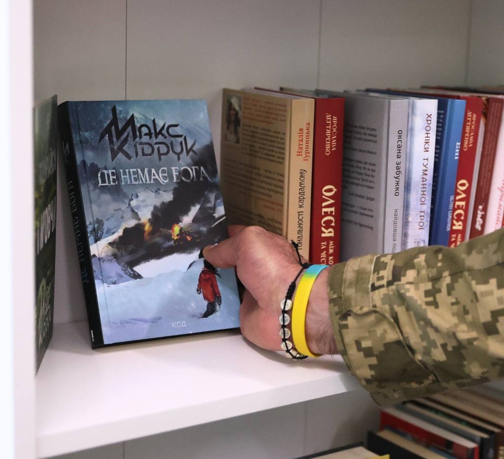 80 книжок для душі - у лікарні Запоріжжя з’явилася нова «Книжкова поличка для військових» (фото)