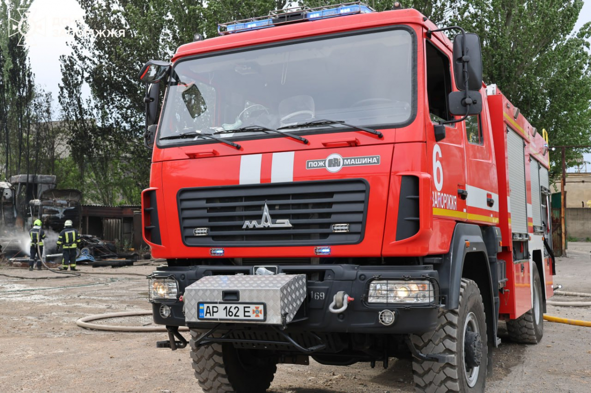 Горіли діжки та вантажівки - в одному з районів Запоріжжя рятувальники приборкали масштабну пожежу (фото, відео)