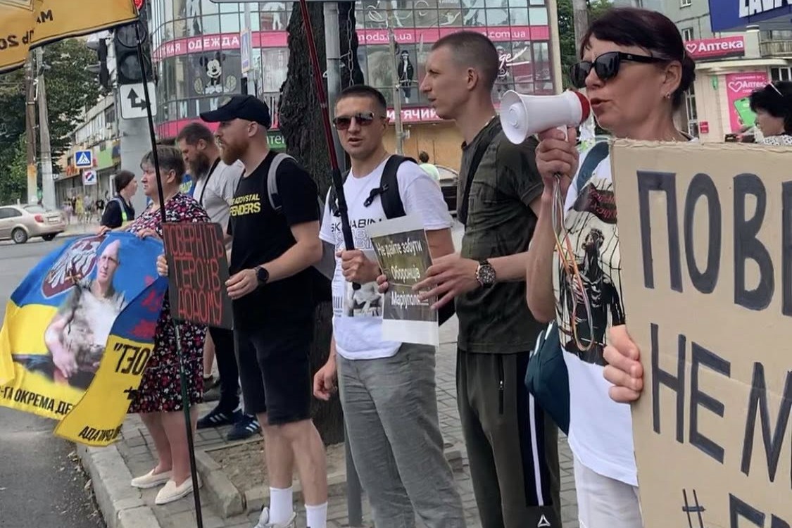 «Тільки разом ми сила» - у Запоріжжі до акції на підтримку військовополонених долучився звільнений захисник (фото)