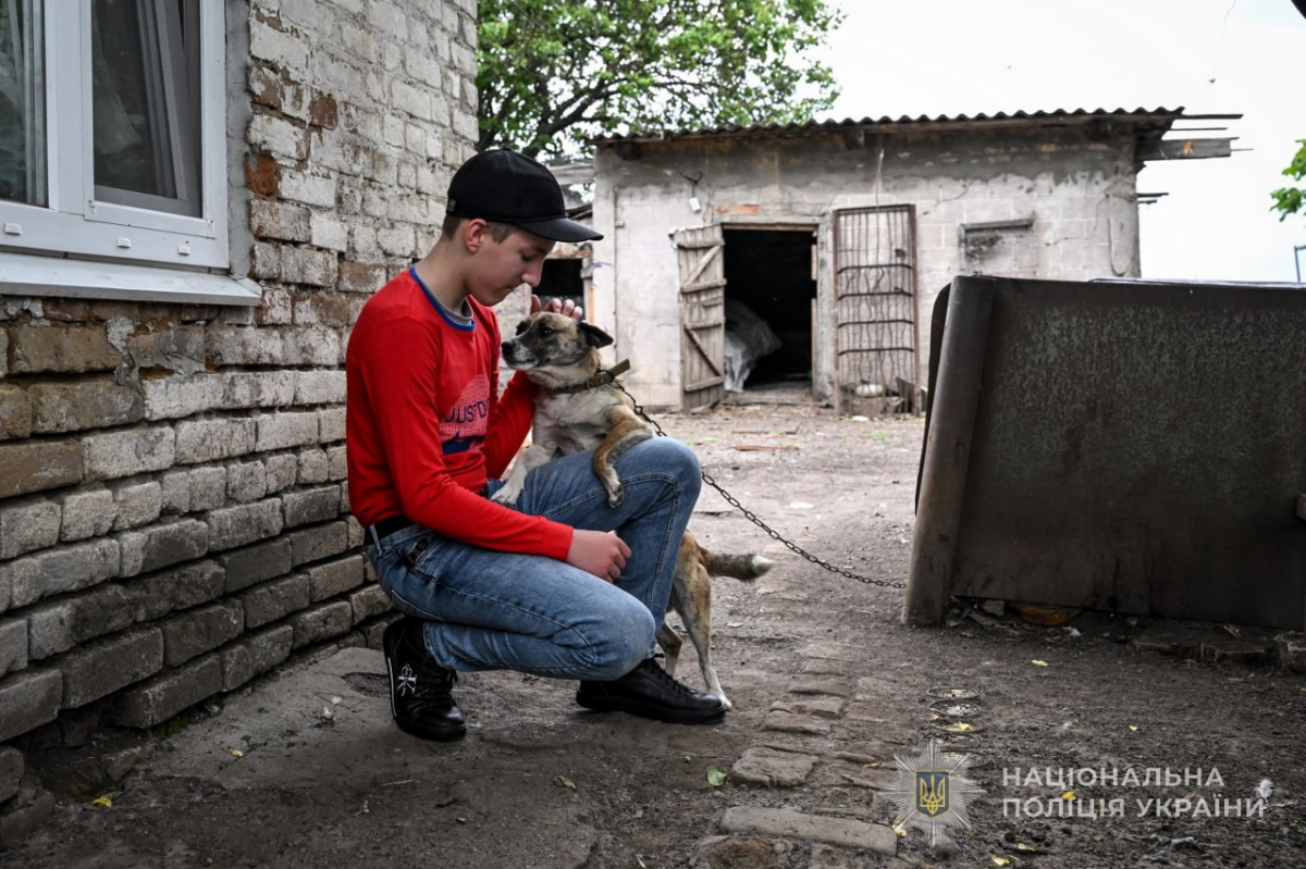 Покинув дім заради онуків: через щоденні бомбардування та дрони із Запорізького району евакуювали дві родини (фото, відео)