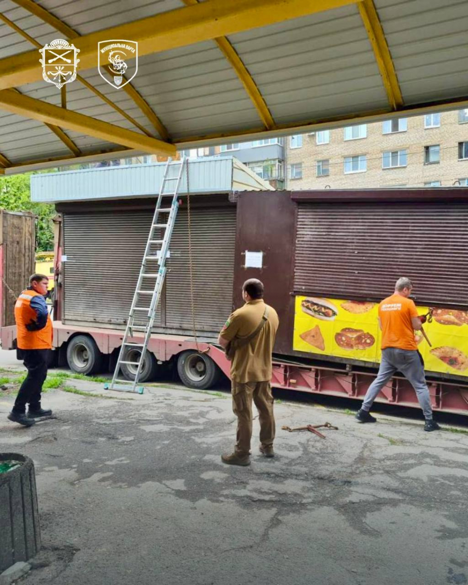 Попередження залишили без уваги: у Запоріжжі примусово прибрали незаконні МАФи біля зупинки (фото)