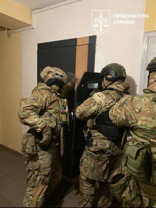 «Родинна справа»: мешканець Запоріжжя організував масштабну схему контрабанди та збуту забороненого наркотичного засобу (фото)