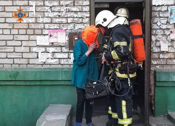 У Запоріжжі рятувальники евакуювали людей з останнього поверху багатоповерхівки - фото