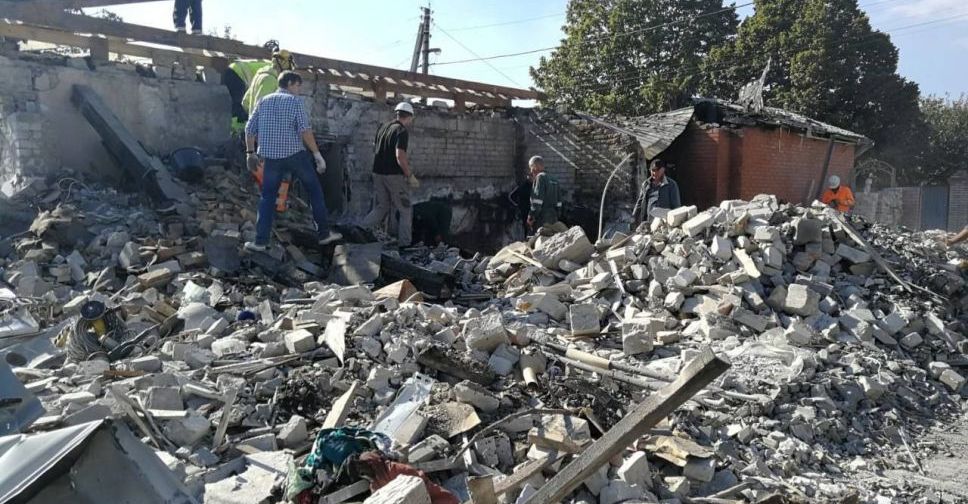 У приватному секторі Запоріжжя, який постраждав від ракетної атаки, продовжують розбирати завали - фото