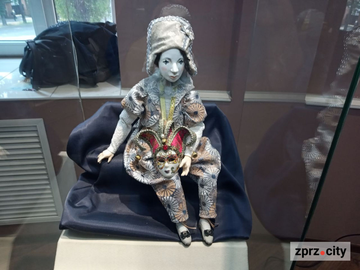 Красуні і чудовиська - у Запоріжжі відкрили виставку ляльок ручної роботи (фото)