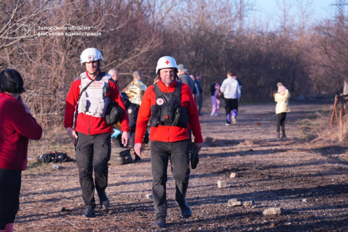 Ворог вдарив КАБами по Запоріжжю і Розумівці: поранені люди, розтрощені домівки та згорілі авто (фото, відео)