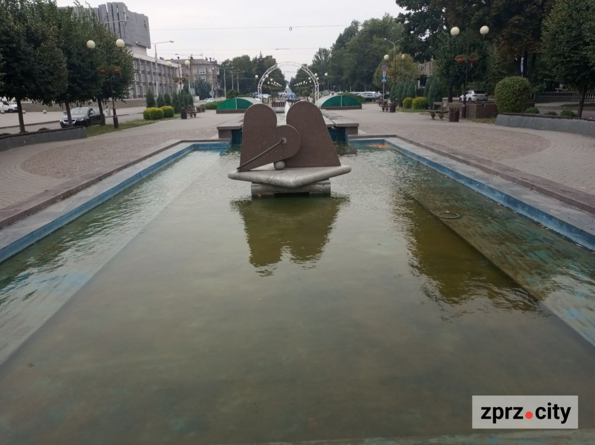 Сьогодні комунальники миють один з фонтанів в центрі Запоріжжя - фото