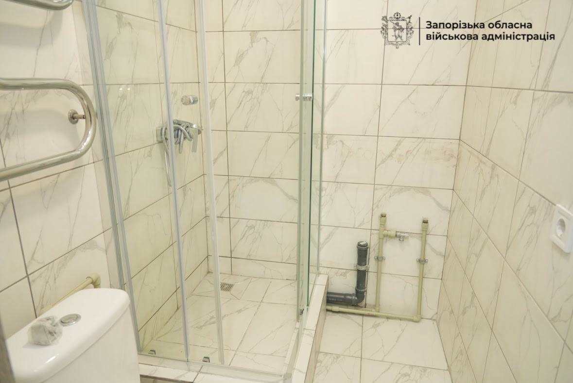 Нарешті вдома: у Запоріжжі мешканці відновленої багатоповерхівки отримують ключі від квартир  (фото, відео)