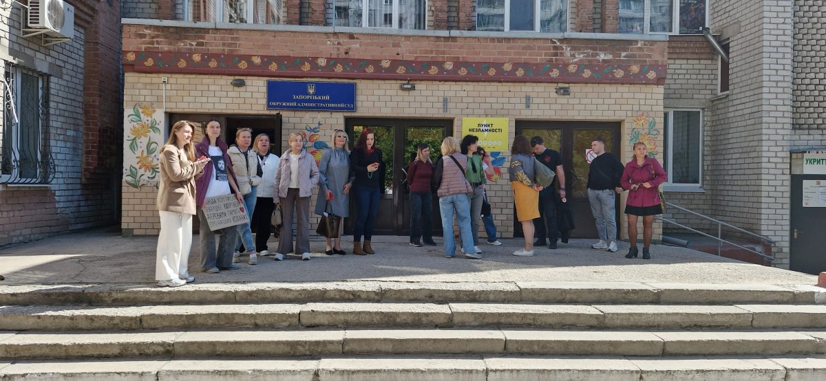 Перенесли через неявку учасників процесу – у Запоріжжі не відбулось засідання суду щодо перейменування скверу