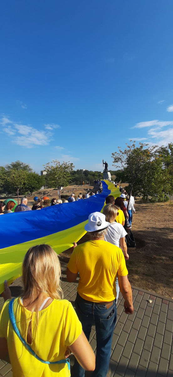 У запорізькому парку розгорнули стометровий прапор - фото