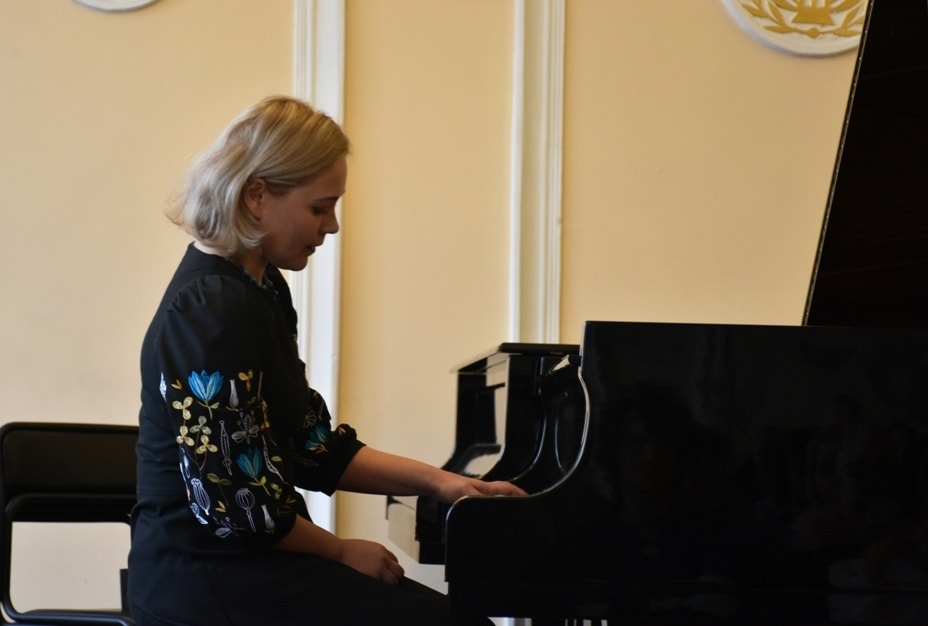 Піаністка з Німеччини зіграла для запорізьких земляків