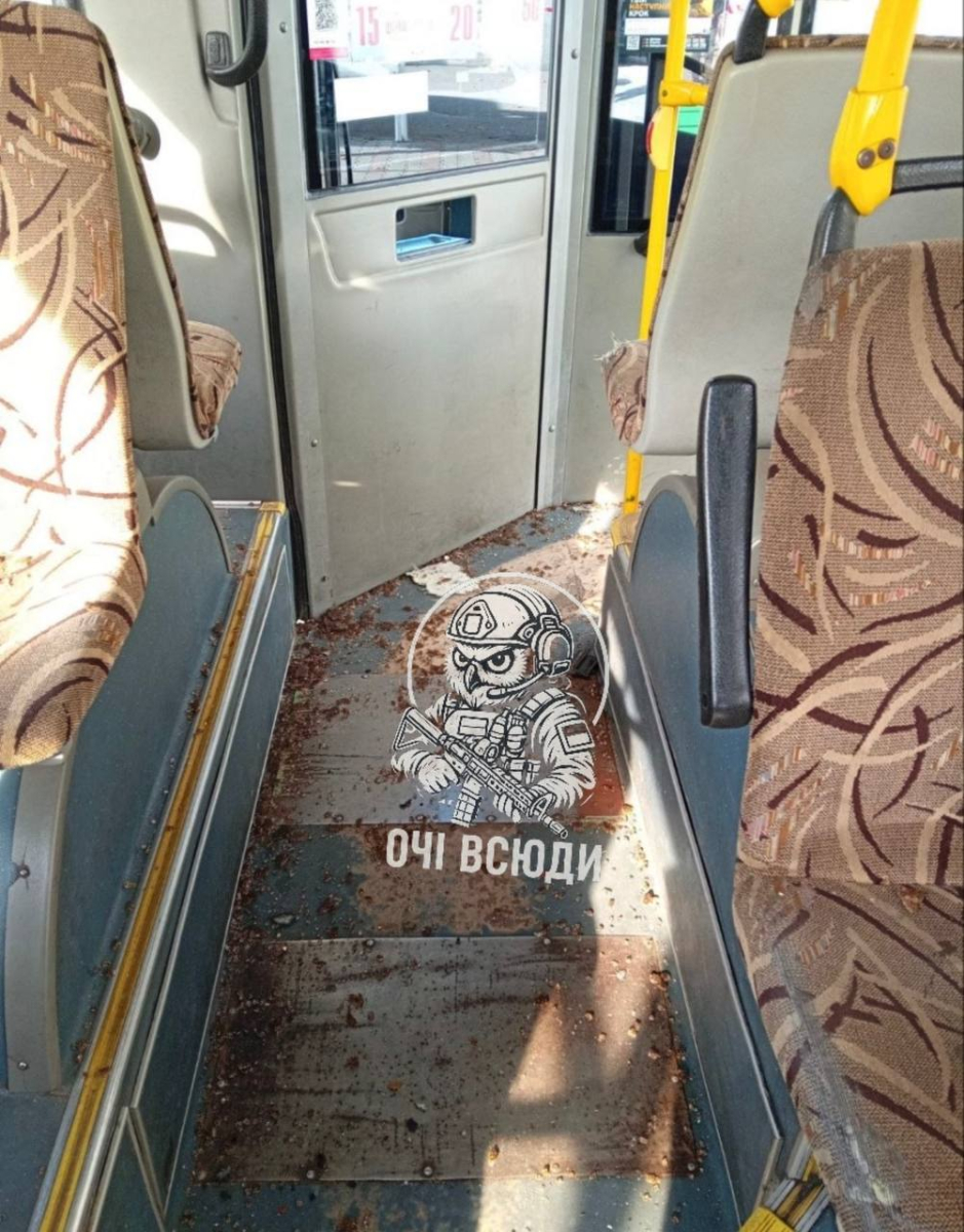 Росіяни двічі атакували Запоріжжя: дрон влучив в автобус, ракета спричинила пожежу (фото, відео)