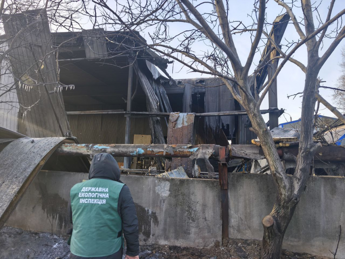 Що нового відомо про наслідки нічної ворожої атаки на Запоріжжя - є поранені, екологи розповіли про засмічення уламками одного з районів міста