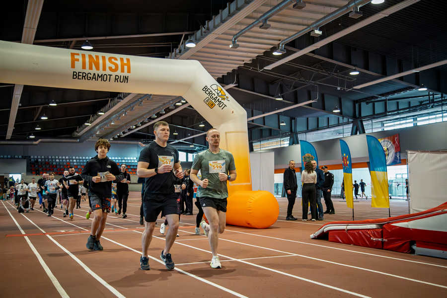 Забіг пам’яті поліцейських об’єднав сотні людей – у Запоріжжі вшанували загиблих правоохоронців (фото, відео)