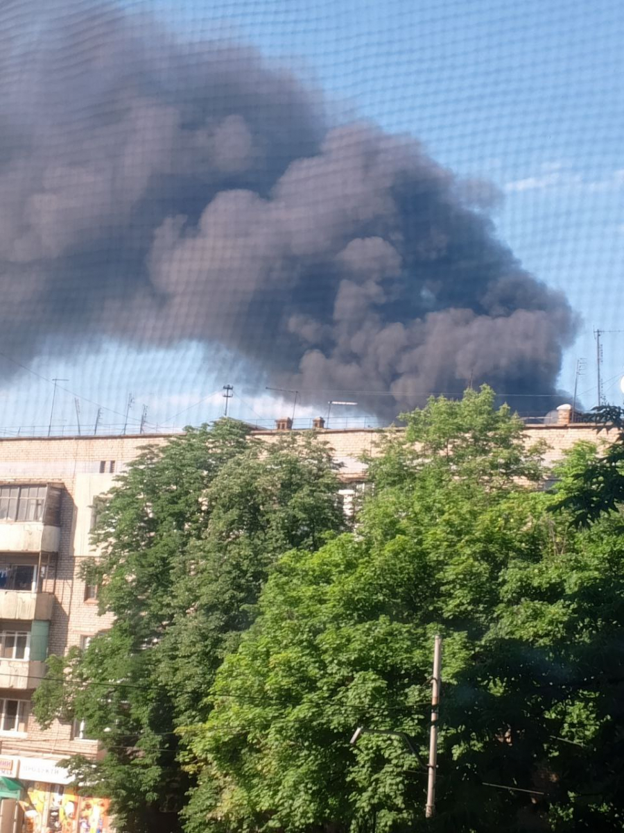 Ранковий обстріл росіян по Запоріжжю спричинив масштабну пожежу на об'єкті інфраструктури (фото)