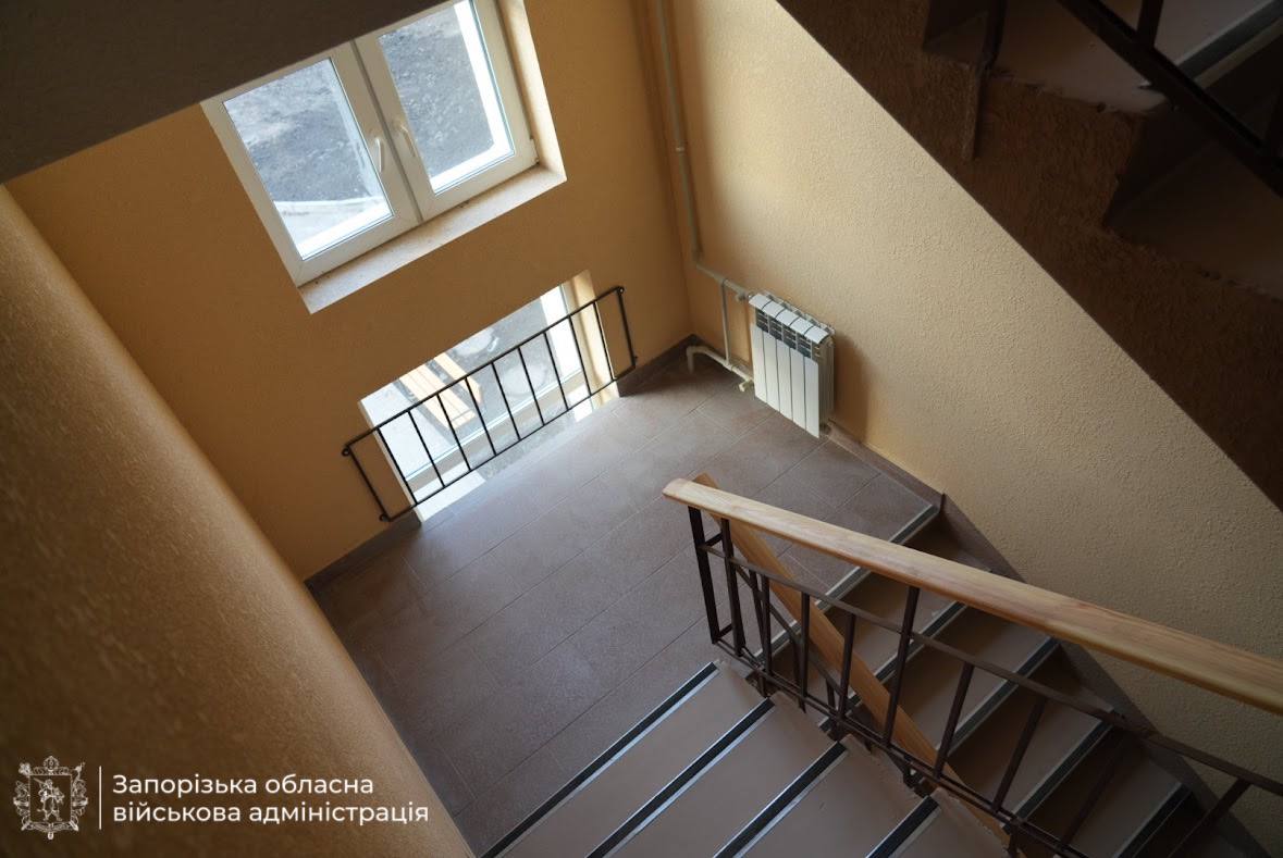 Нарешті вдома: у Запоріжжі мешканці відновленої багатоповерхівки отримують ключі від квартир  (фото, відео)