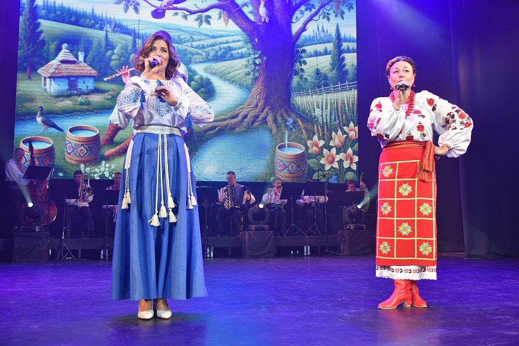 “Не даємо людям забувати народну пісню” - солістка популярного запорізького ансамблю вражала глядачів голосом і красою