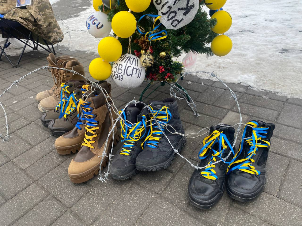 Четверте Різдво в полоні - у центрі Запоріжжя встановили ялинку з колючим дротом та стіл з порожніми стільцями (фото)