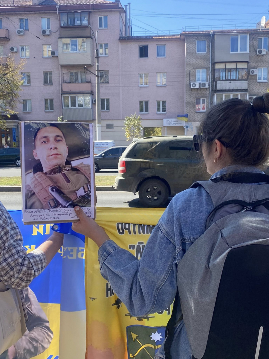 «Ми повинні за них боротися» -  у Запоріжжі пройшла акція на підтримку військовополонених (фото)