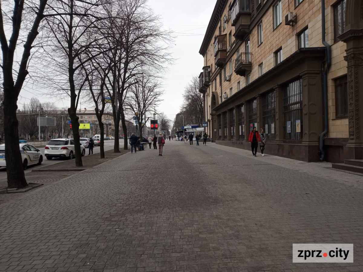 На вулицях Запоріжжя відкрили нову виставку плакатів воєнного часу - фото