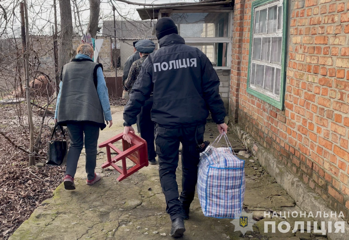Дивом залишились живі - поліцейські евакуювали двох жінок з Гуляйполя (відео)