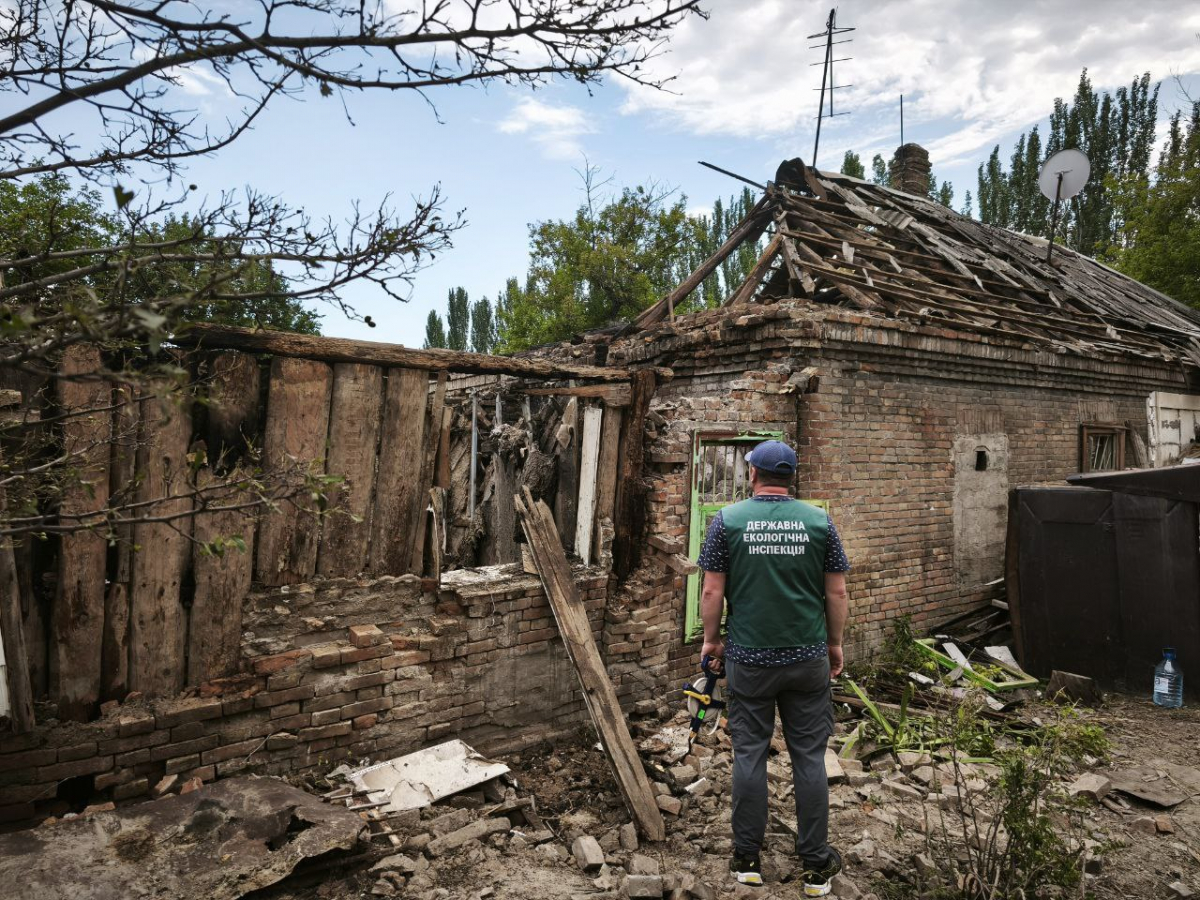 Руїни та уламки — у Запоріжжі екоінспектори задокументували наслідки ворожого обстрілу (фото)