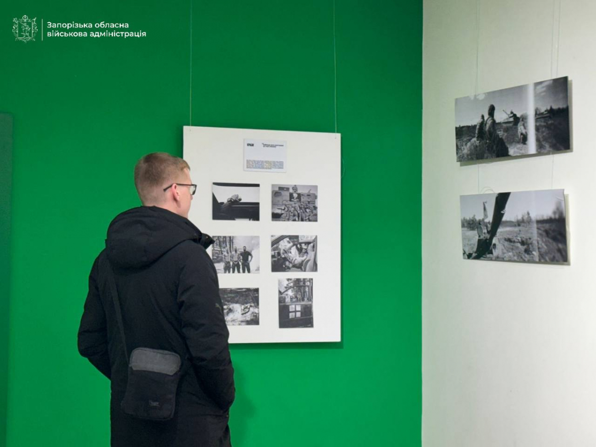 Короткі миті тиші між боями - в Запоріжжі показали світлини, створені бійцями бригади «Азов» (фото)