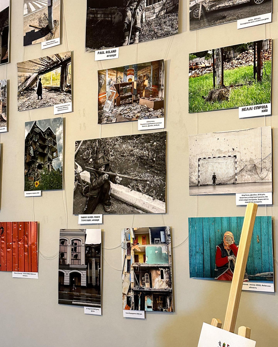 У запорізьких бібліотеках відкрили виставку про війну з роботами українських та закордонних фотографів - світлини