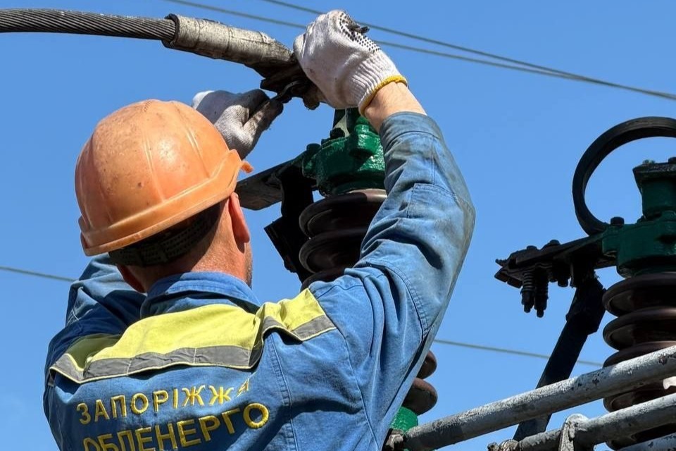 Запоріжжяобленерго повернуло світло 10 тисячам родин після обстрілів.
