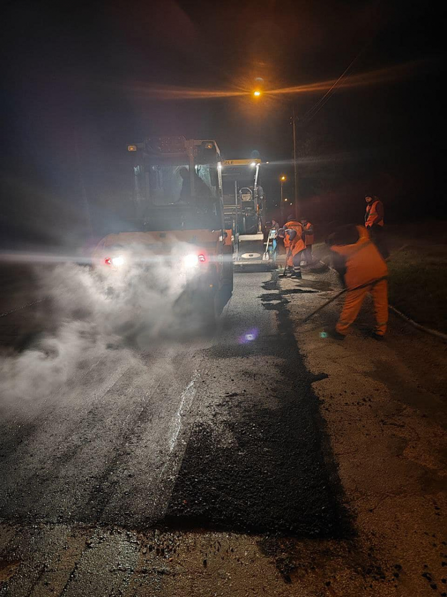 Вночі на Хортиці відремонтували найбільш аварійні ділянки  дороги - фото
