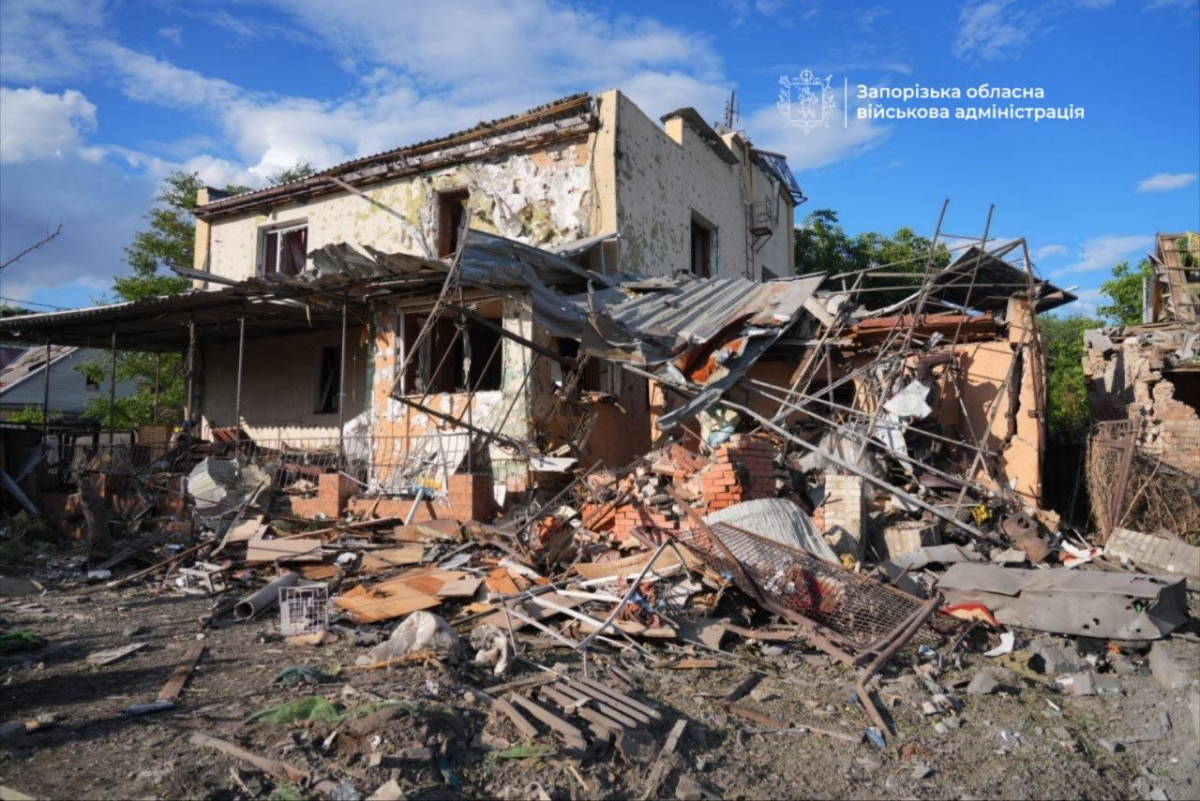У неділю ворог КАБами вдарив по Запоріжжю: вбив людину, пошкодив багатоповерхівку, атакував поліцейську машину - фото, відео