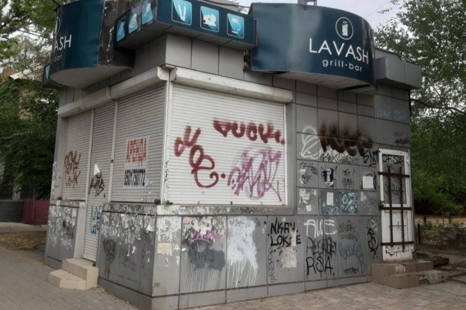 Демонтували за два дні - у Запоріжжі прибрали кіоск, який псував вигляд вулиці (фото)