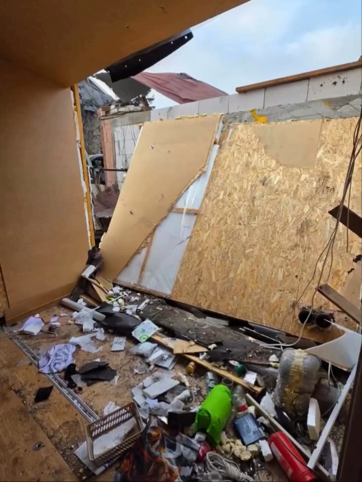 Російський КАБ впав поруч із будинком - у Запоріжжі збирають допомогу для родини відомої співачки і волонтерки (фото, відео)