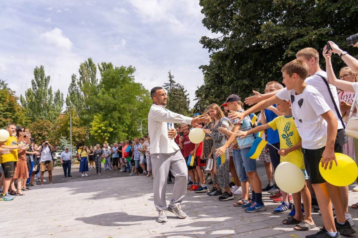 Запорізькі учасники Олімпіади зустрілись з дітьми та отримали сертифікати від влади - фото