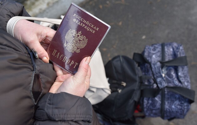 Чи кожен мешканець окупованих територій Запорізької області з російським паспортом вважається зрадником – роз`яснення
