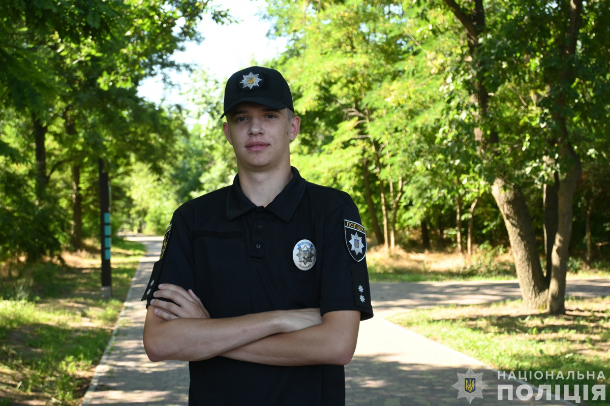 Запорізький поліцейський у свій вільний час врятував життя пішоходу, якого збив легковик