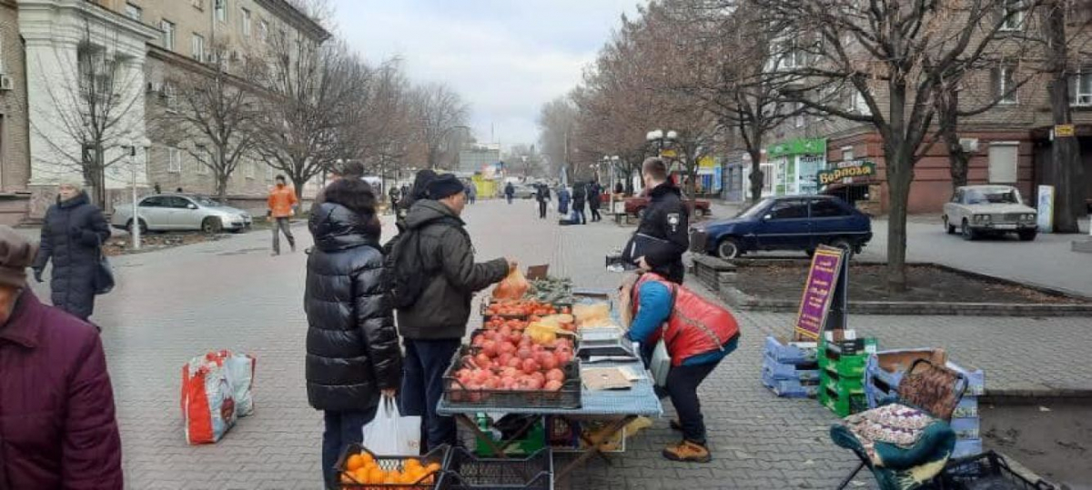 На "стометрівці" біля популярного запорізького ринку незаконно торгували мандаринами та ковбасою - фото