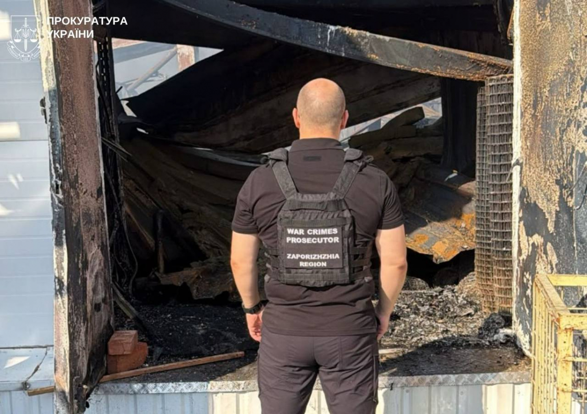 Атакували безпілотниками спальний район: у Запоріжжі росіяни знищили торговий центр (фото, відео)