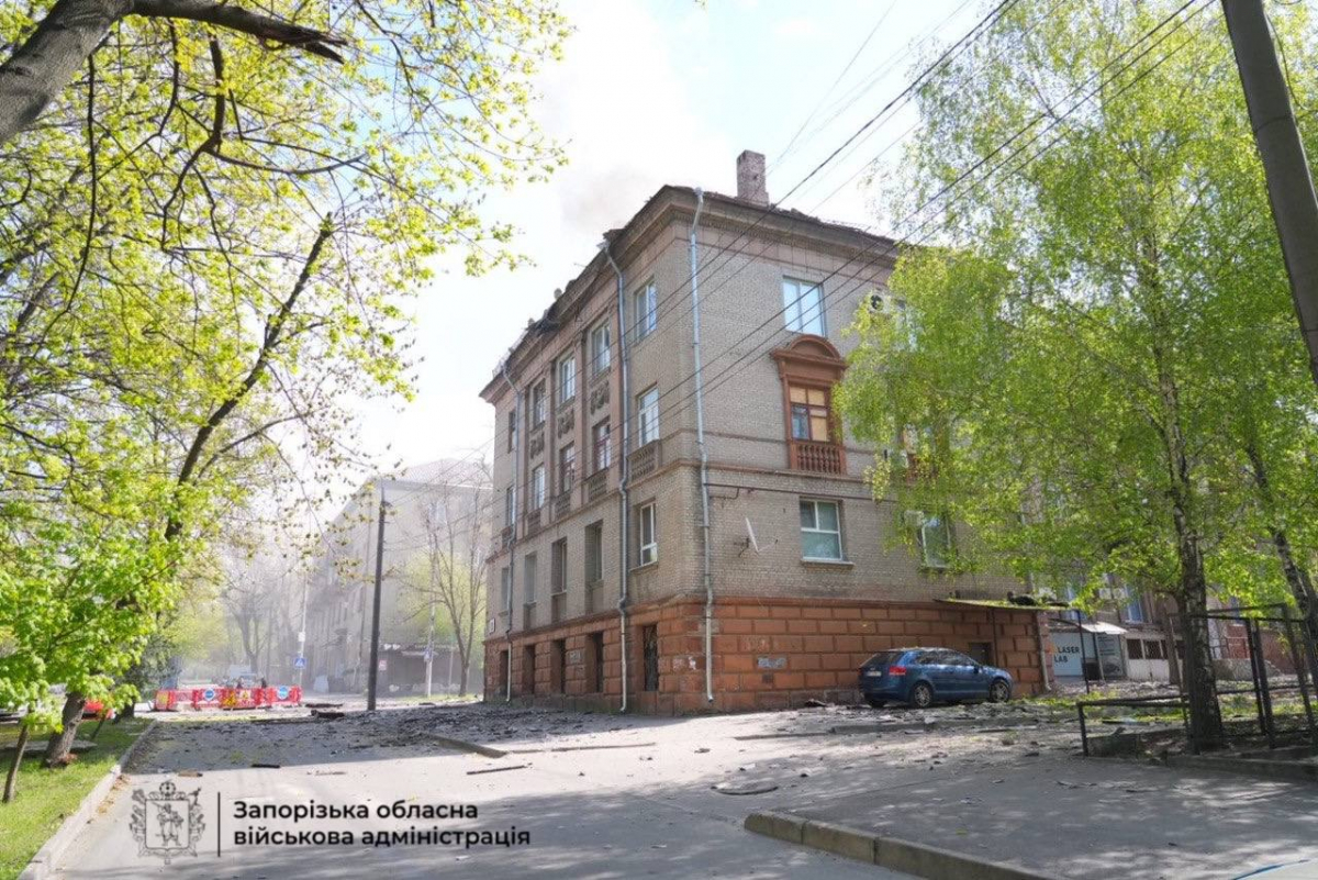 Безпілотники вдарили по трьох районах Запоріжжя: росіяни атакували житлові квартали, є поранені (фото, відео)