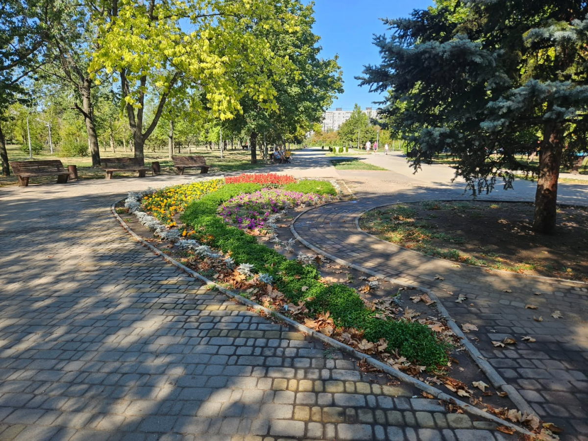 Додали яскравих фарб символу району: у Запоріжжі оновили тризуб у парку (фото)