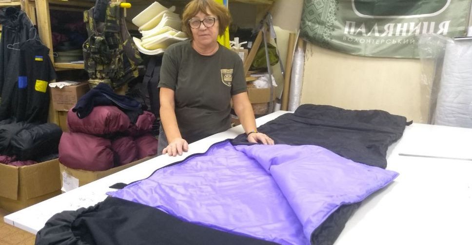 Запорізькі волонтери шиють для військових спальники з використанням нанотехнологій - фото