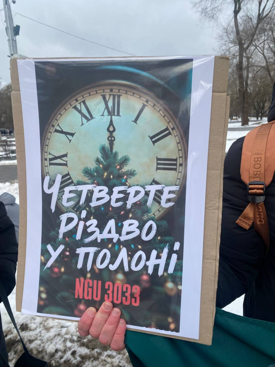 Четверте Різдво в полоні - у центрі Запоріжжя встановили ялинку з колючим дротом та стіл з порожніми стільцями (фото)