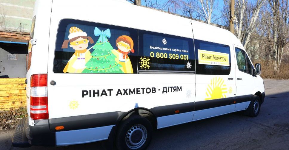 Із Запоріжжя на Донеччину відправився новорічний автобус з подарунками для дітей - фото
