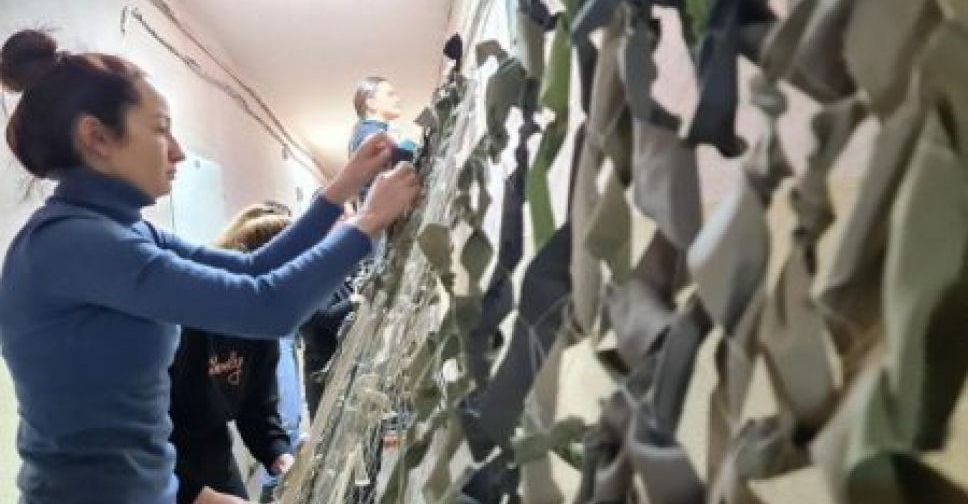 Запорізькі волонтери плетуть для військових маскувальні сітки на літній сезон — потрібна тканина