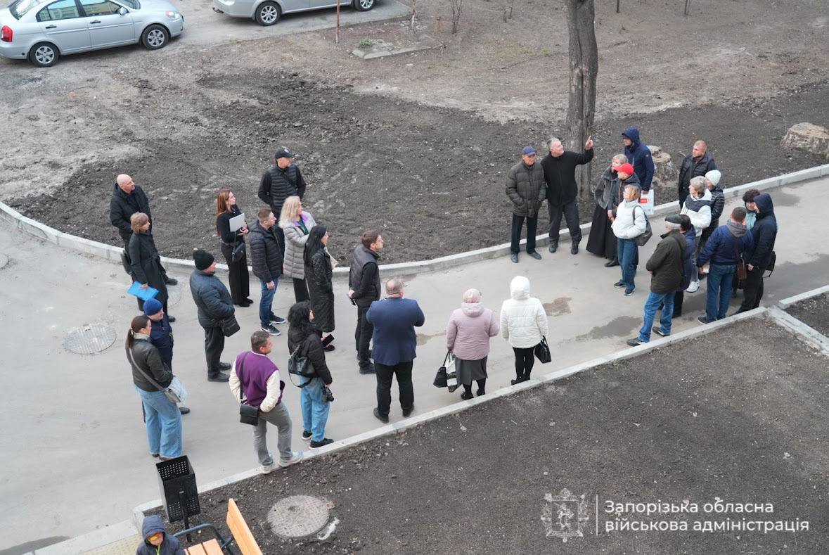 Нарешті вдома: у Запоріжжі мешканці відновленої багатоповерхівки отримують ключі від квартир  (фото, відео)