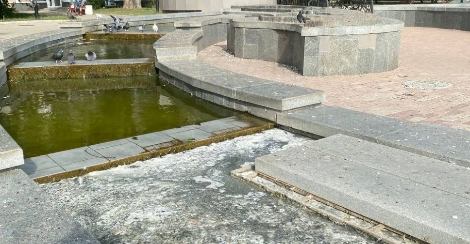 У курортному місті Запорізькій області фонтан, урочисто "відкритий" окупантами, перетворився на брудну калюжу - фото