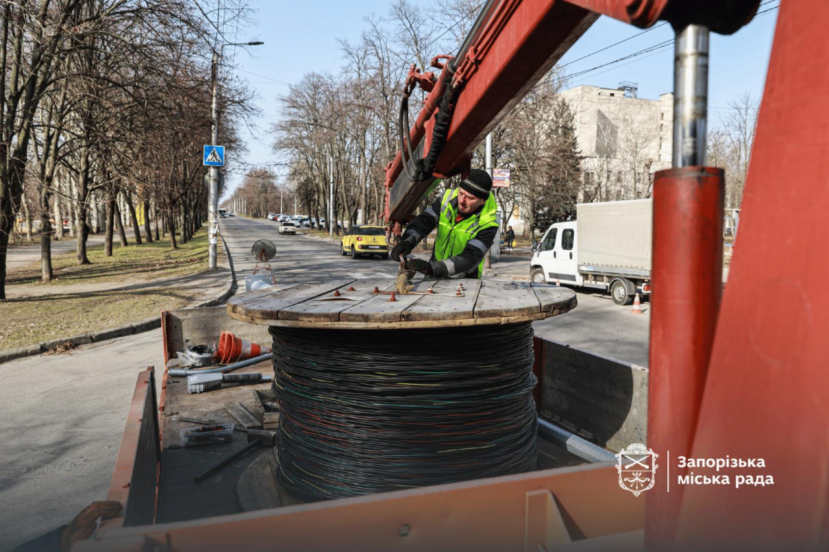Акцент на пішоходах: у Запоріжжі освітили один із найжвавіших переходів (фото, відео)