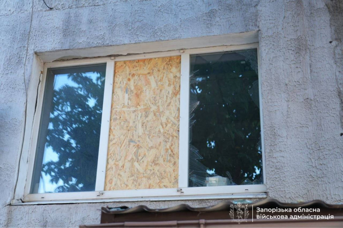 Запоріжжя оговтується після ударів БпЛА: які руйнування зафіксували у двох районах міста (фото, відео)